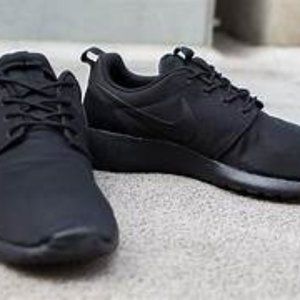 Nike Roshes Black